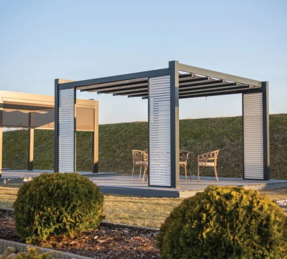 Pergole ogrodowe: minimalistyczna pergola z aluminiowymi lamelami na tarasie z meblami wypoczynkowymi
