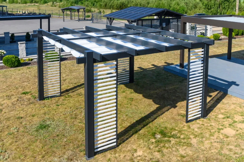 Pergole ogrodowe w formie aluminiowej konstrukcji z regulowanymi lamelami i bocznymi panelami