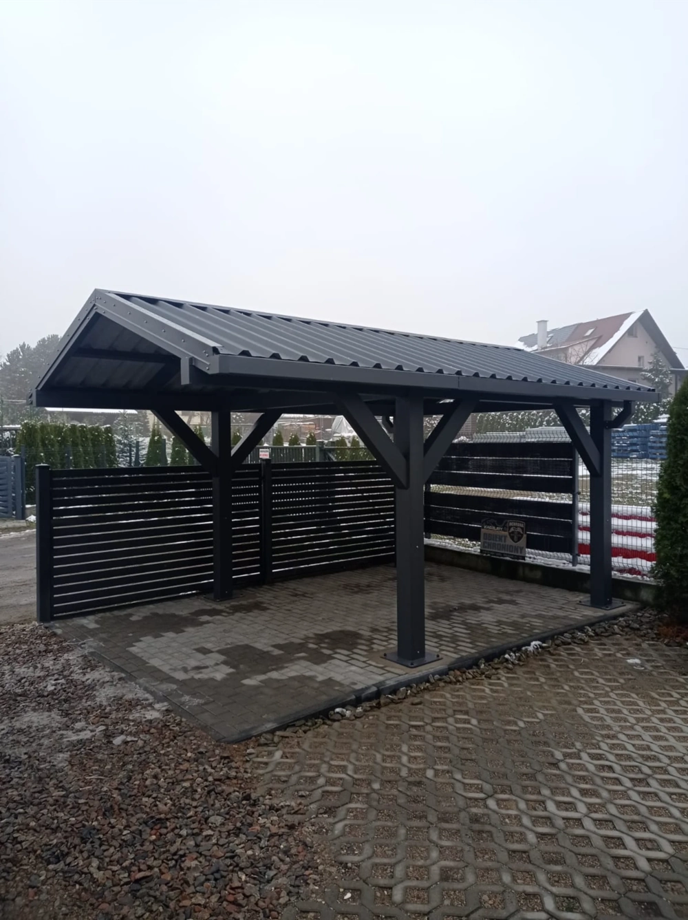 Wiaty garażowe z aluminium w ciemnoszarym kolorze z jednospadowym dachem