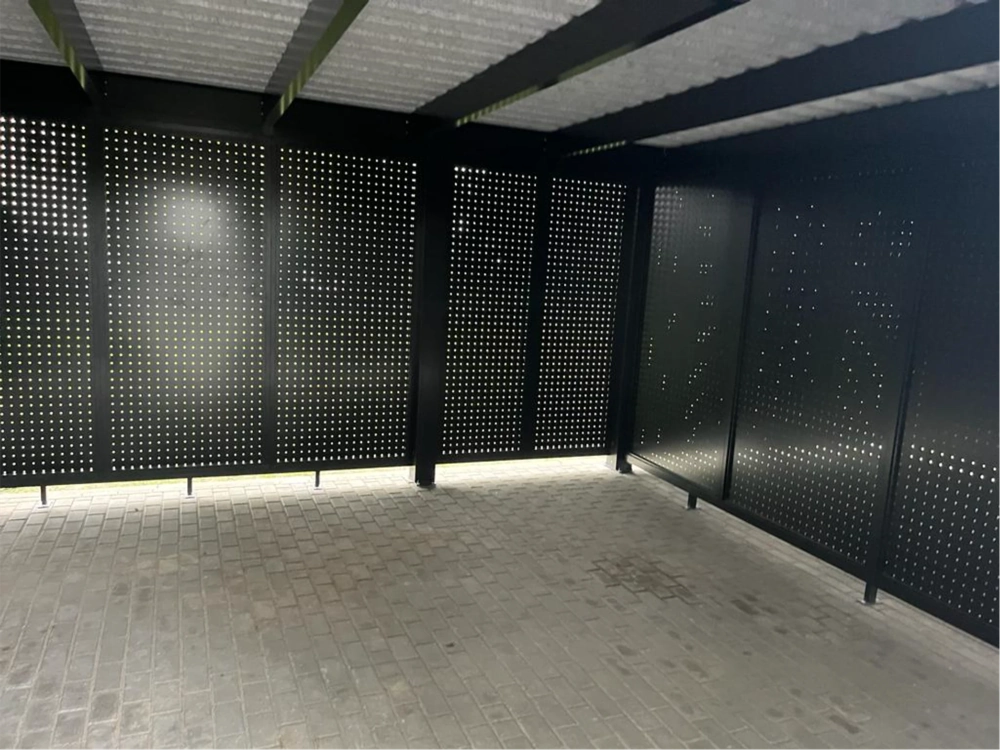 Aluminiowa wiata garażowa z perforowanymi panelami bocznymi na kostce brukowej