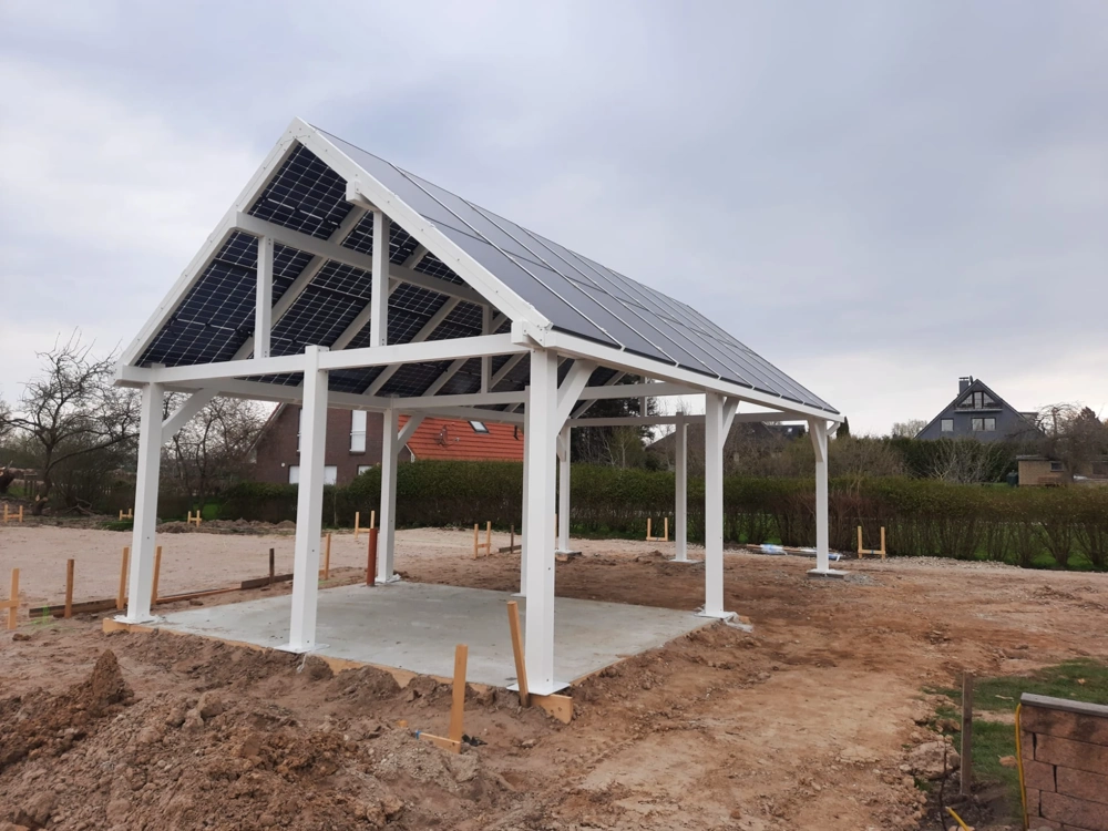 Wiata samochodowa pv z białą aluminiową konstrukcją i panelami słonecznymi