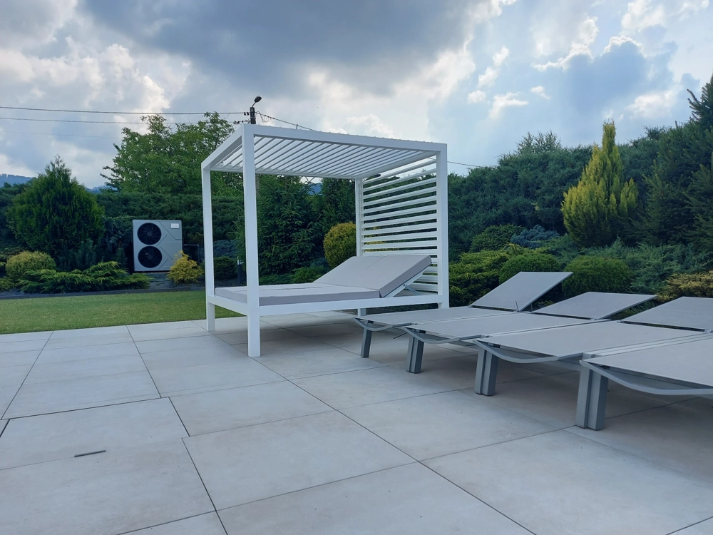 Aluminiowe łóżka ogrodowe z regulowanym zadaszeniem lamelowym na tarasie