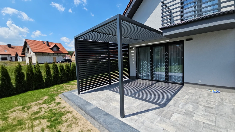 Zadaszenie na taras z aluminiowymi ruchomymi lamelami przy domu