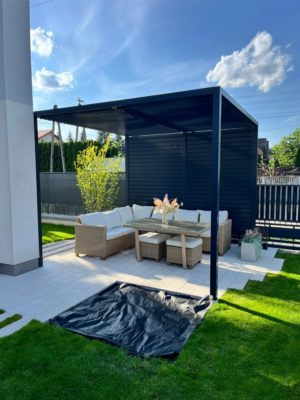 Zadaszenia na taras z aluminiową konstrukcją i narożnym zestawem wypoczynkowym