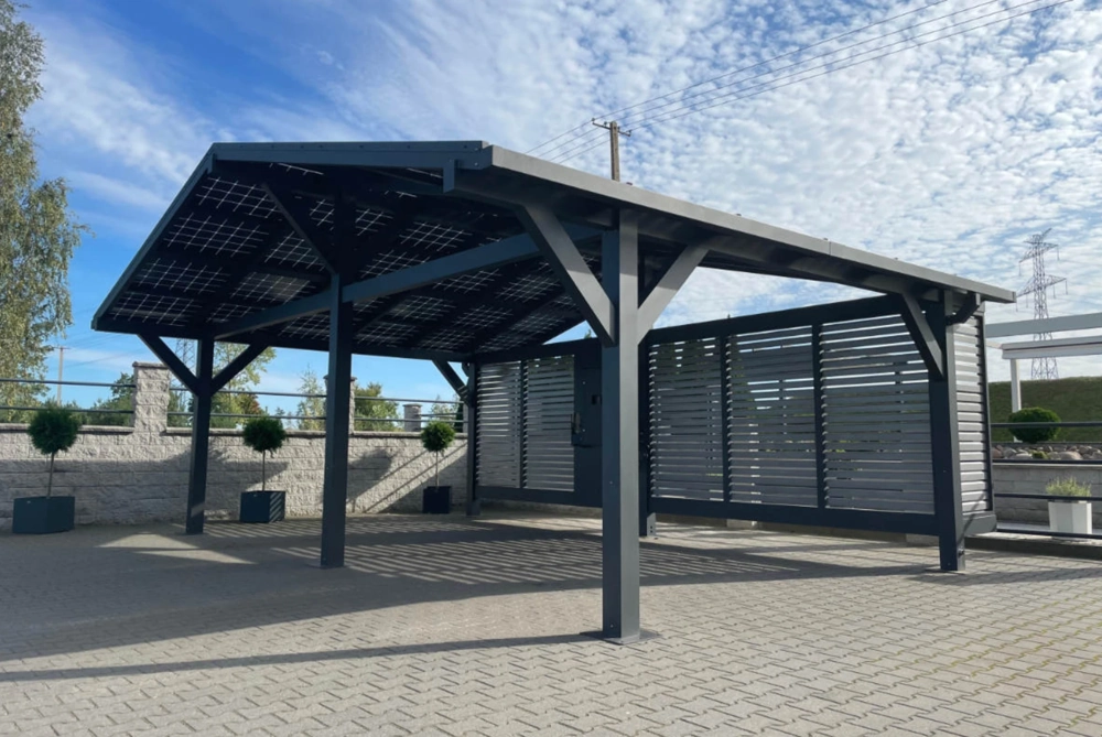 Wiata samochodowa pv z aluminiową konstrukcją i zamontowanymi panelami słonecznymi