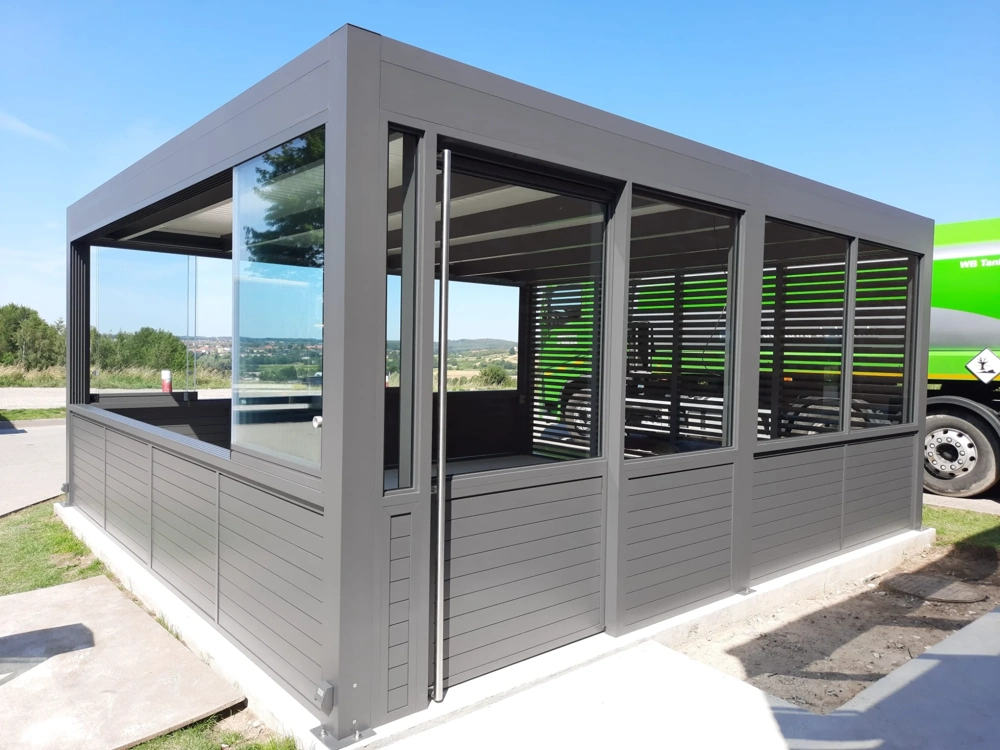 Zadaszenia Tarasowe: aluminiowa pergola z przeszklonymi panelami i regulowanymi lamelami