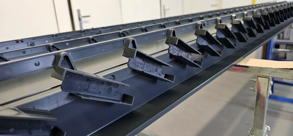 Aluminiowa listwa z uchwytami montażowymi do lameli