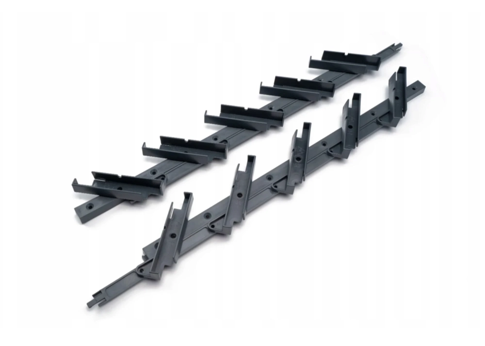 Zestaw czarnych uchwytów montażowych do osłon aluminiowych na białym tle